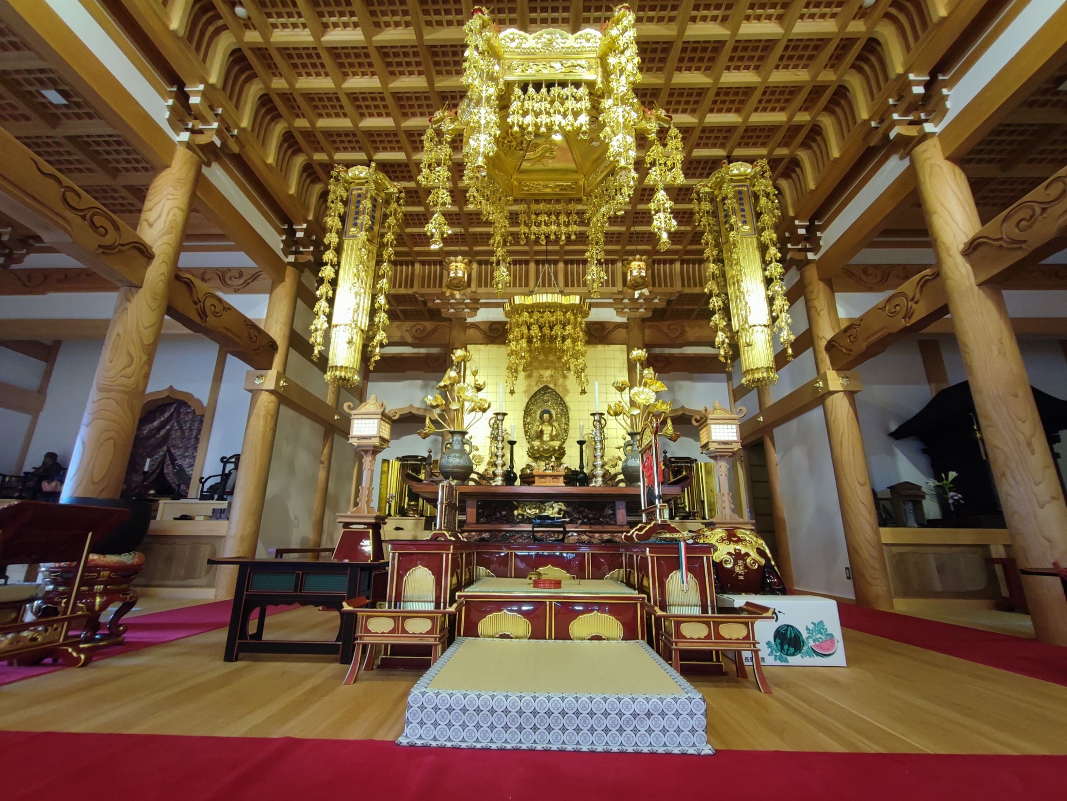 見性寺本堂の御本尊と内陣