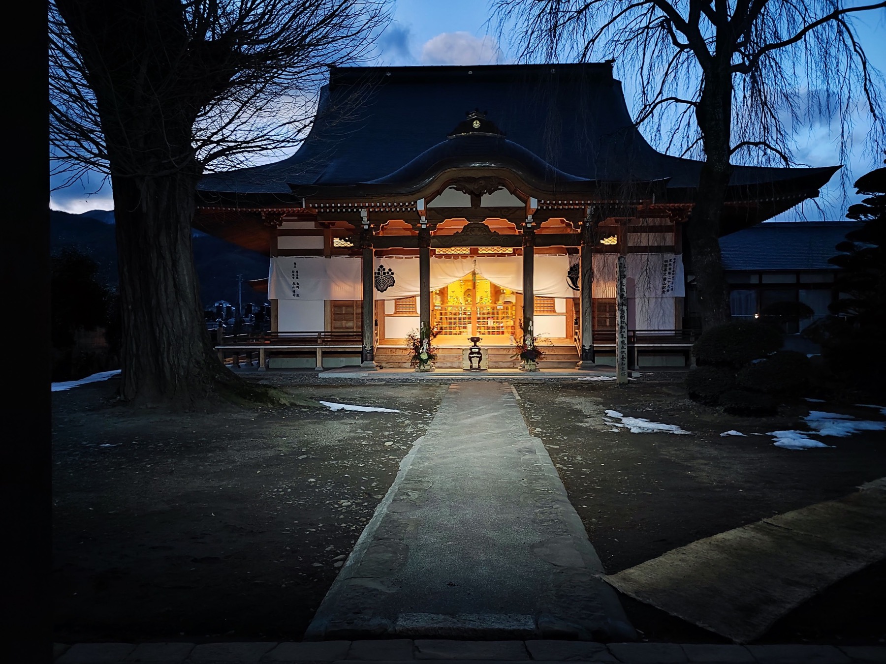 夕刻に明かりがともる見性寺本堂