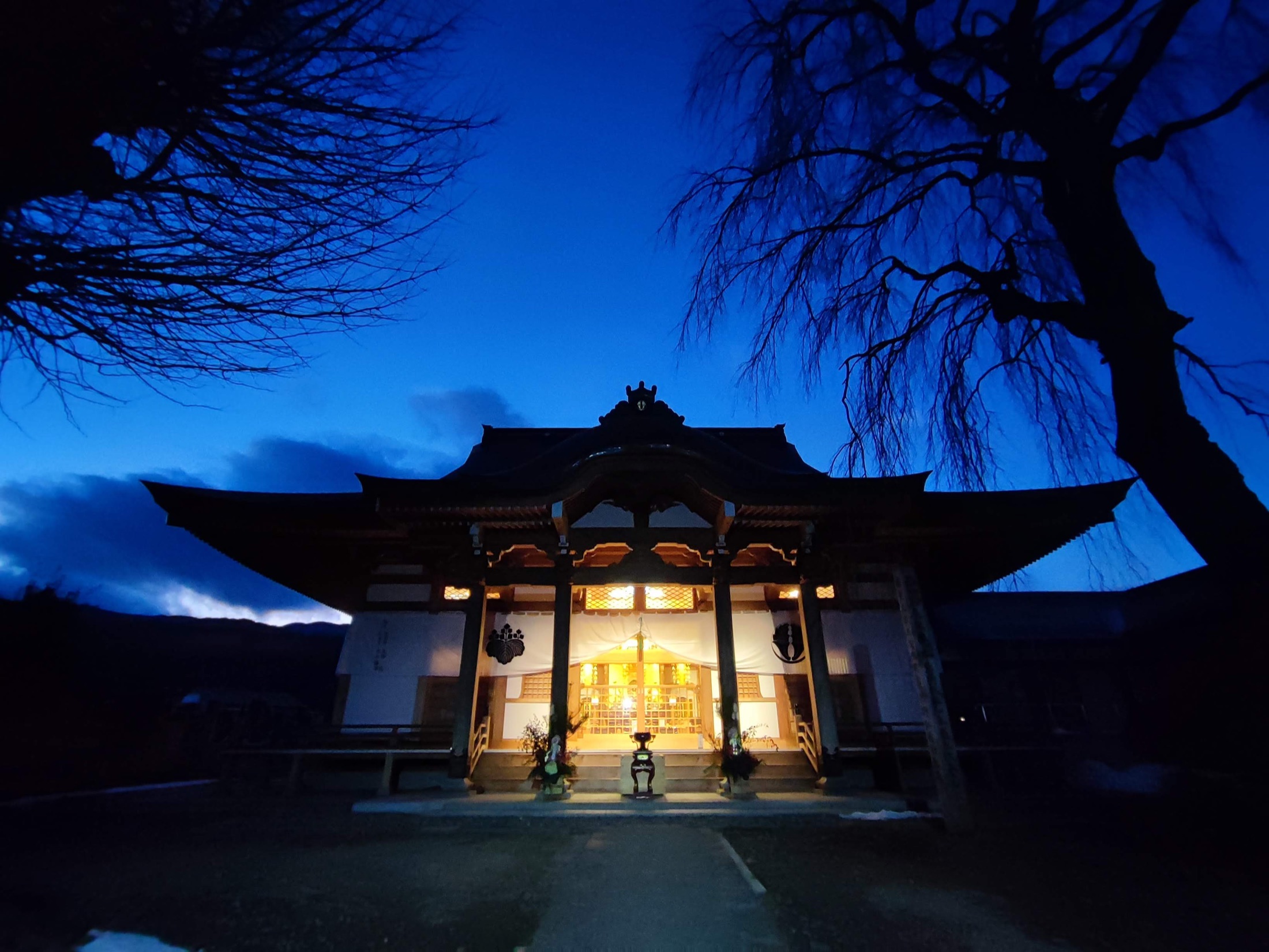 夕刻に明かりがともる見性寺本堂
