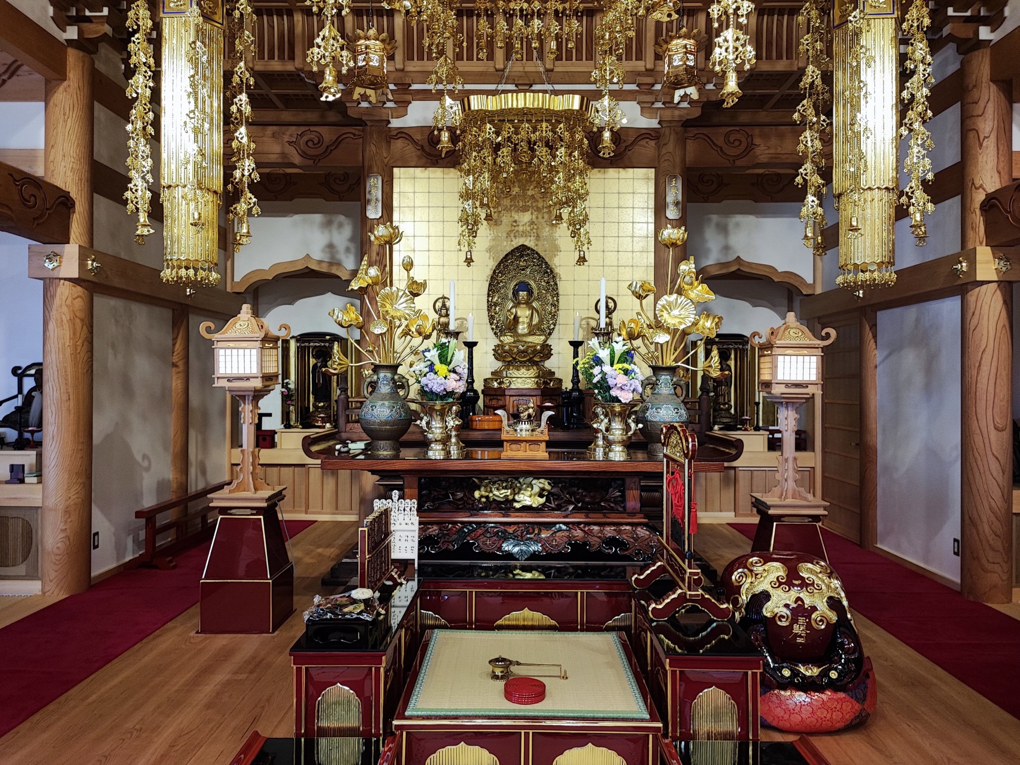 見性寺本堂の阿弥陀如来と荘厳