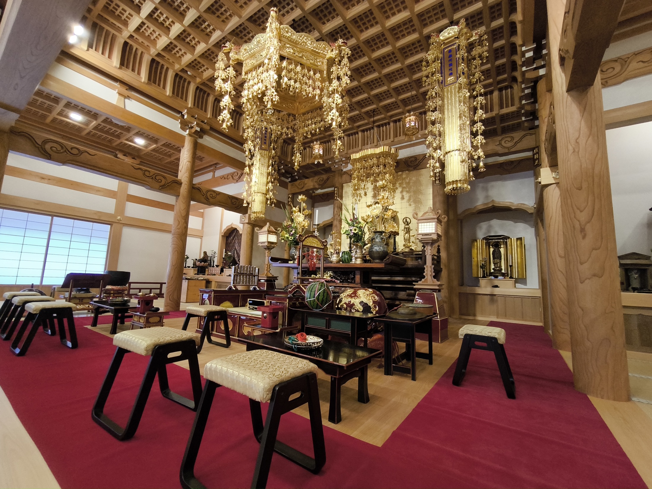 法要を迎える見性寺本堂の内陣