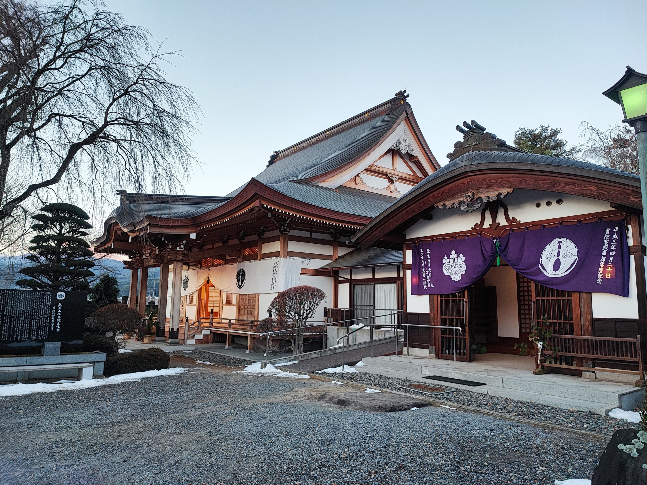 見性寺の本堂と境内